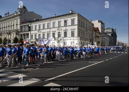 Vertreter verschiedener medizinischer Berufe nahmen am 11. September 2021 an einem der größten Protestmärsche ihrer Geschichte in Warschau, Polen, Teil. Junge Ärzte, Sanitäter, Krankenschwestern und Techniker protestierten gegen niedrige Gehälter, schlechte Qualität des Gesundheitsmanagements und gegen die Übernutzung durch zu viele Überstunden pro Woche. Der marsch ging durch die ganze Stadt, vorbei an den Diensten des Gesundheitsministeriums, dem Präsidentenpalast und dem Parlament, um vor dem Büro des Premierministers zu enden. (Foto von Piotr Lapinski/NurPhoto) Stockfoto