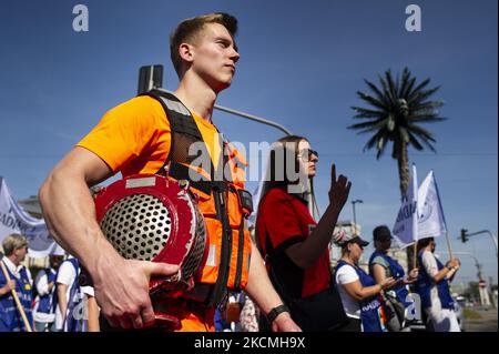 Vertreter verschiedener medizinischer Berufe nahmen am 11. September 2021 an einem der größten Protestmärsche ihrer Geschichte in Warschau, Polen, Teil. Junge Ärzte, Sanitäter, Krankenschwestern und Techniker protestierten gegen niedrige Gehälter, schlechte Qualität des Gesundheitsmanagements und gegen die Übernutzung durch zu viele Überstunden pro Woche. Der marsch ging durch die ganze Stadt, vorbei an den Diensten des Gesundheitsministeriums, dem Präsidentenpalast und dem Parlament, um vor dem Büro des Premierministers zu enden. (Foto von Piotr Lapinski/NurPhoto) Stockfoto