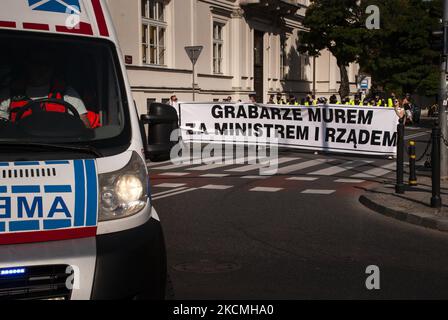 Vertreter verschiedener medizinischer Berufe nahmen am 11. September 2021 an einem der größten Protestmärsche ihrer Geschichte in Warschau, Polen, Teil. Junge Ärzte, Sanitäter, Krankenschwestern und Techniker protestierten gegen niedrige Gehälter, schlechte Qualität des Gesundheitsmanagements und gegen die Übernutzung durch zu viele Überstunden pro Woche. Der marsch ging durch die ganze Stadt, vorbei an den Diensten des Gesundheitsministeriums, dem Präsidentenpalast und dem Parlament, um vor dem Büro des Premierministers zu enden. (Foto von Piotr Lapinski/NurPhoto) Stockfoto