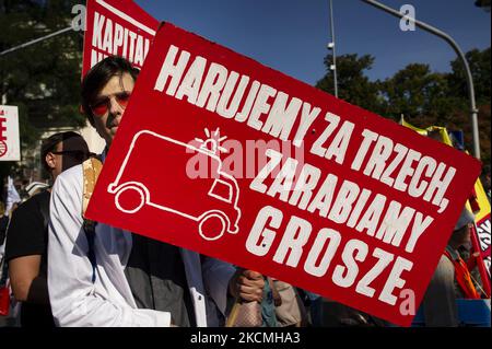 Vertreter verschiedener medizinischer Berufe nahmen am 11. September 2021 an einem der größten Protestmärsche ihrer Geschichte in Warschau, Polen, Teil. Junge Ärzte, Sanitäter, Krankenschwestern und Techniker protestierten gegen niedrige Gehälter, schlechte Qualität des Gesundheitsmanagements und gegen die Übernutzung durch zu viele Überstunden pro Woche. Der marsch ging durch die ganze Stadt, vorbei an den Diensten des Gesundheitsministeriums, dem Präsidentenpalast und dem Parlament, um vor dem Büro des Premierministers zu enden. (Foto von Piotr Lapinski/NurPhoto) Stockfoto