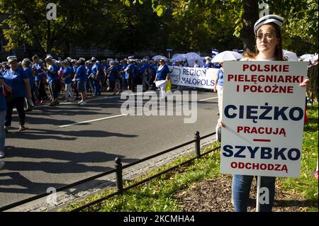 Vertreter verschiedener medizinischer Berufe nahmen am 11. September 2021 an einem der größten Protestmärsche ihrer Geschichte in Warschau, Polen, Teil. Junge Ärzte, Sanitäter, Krankenschwestern und Techniker protestierten gegen niedrige Gehälter, schlechte Qualität des Gesundheitsmanagements und gegen die Übernutzung durch zu viele Überstunden pro Woche. Der marsch ging durch die ganze Stadt, vorbei an den Diensten des Gesundheitsministeriums, dem Präsidentenpalast und dem Parlament, um vor dem Büro des Premierministers zu enden. (Foto von Piotr Lapinski/NurPhoto) Stockfoto