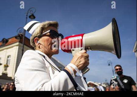 Vertreter verschiedener medizinischer Berufe nahmen am 11. September 2021 an einem der größten Protestmärsche ihrer Geschichte in Warschau, Polen, Teil. Junge Ärzte, Sanitäter, Krankenschwestern und Techniker protestierten gegen niedrige Gehälter, schlechte Qualität des Gesundheitsmanagements und gegen die Übernutzung durch zu viele Überstunden pro Woche. Der marsch ging durch die ganze Stadt, vorbei an den Diensten des Gesundheitsministeriums, dem Präsidentenpalast und dem Parlament, um vor dem Büro des Premierministers zu enden. (Foto von Piotr Lapinski/NurPhoto) Stockfoto