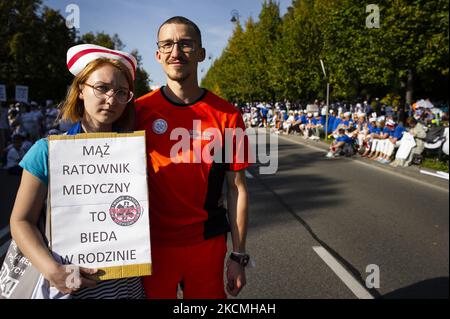 Vertreter verschiedener medizinischer Berufe nahmen am 11. September 2021 an einem der größten Protestmärsche ihrer Geschichte in Warschau, Polen, Teil. Junge Ärzte, Sanitäter, Krankenschwestern und Techniker protestierten gegen niedrige Gehälter, schlechte Qualität des Gesundheitsmanagements und gegen die Übernutzung durch zu viele Überstunden pro Woche. Der marsch ging durch die ganze Stadt, vorbei an den Diensten des Gesundheitsministeriums, dem Präsidentenpalast und dem Parlament, um vor dem Büro des Premierministers zu enden. (Foto von Piotr Lapinski/NurPhoto) Stockfoto