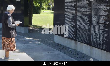 Eine ältere Jüdin steht am Holocaust-Mahnmal in Toronto, Kanada, während des Yom Kippur, dem höchsten aller jüdischen Feiertage, während sie Gebete für ihren Mann liest, der in einem Konzentrationslager getötet wurde. (Foto von Creative Touch Imaging Ltd./NurPhoto) Stockfoto