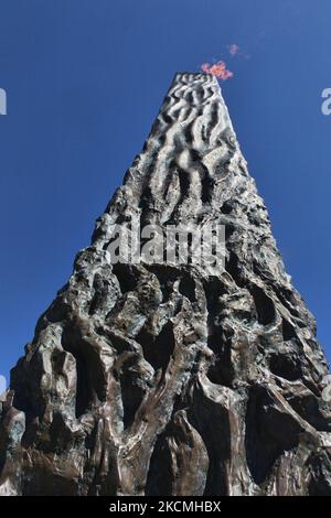 Auf dem Holocaust-Mahnmal in Toronto, Kanada, brennt während des Yom Kippur, dem höchsten aller jüdischen Feiertage, eine Flamme. (Foto von Creative Touch Imaging Ltd./NurPhoto) Stockfoto