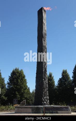 Auf dem Holocaust-Mahnmal in Toronto, Kanada, brennt während des Yom Kippur, dem höchsten aller jüdischen Feiertage, eine Flamme. (Foto von Creative Touch Imaging Ltd./NurPhoto) Stockfoto