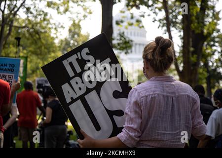 Menschen beobachten und halten Schilder, während Mitglieder des Kongresses auf der Wahlrechtskundgebung „Finish the Job: For the People“ am 14. September 2021 am Robert A. Taft Memorial in der Nähe der Gebäude des US-Senats in Washington, D.C. sprechen (Foto: Bryan Olin Dozier/NurPhoto) Stockfoto