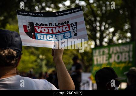 Menschen beobachten und halten Schilder, während Mitglieder des Kongresses auf der Wahlrechtskundgebung „Finish the Job: For the People“ am 14. September 2021 am Robert A. Taft Memorial in der Nähe der Gebäude des US-Senats in Washington, D.C. sprechen (Foto: Bryan Olin Dozier/NurPhoto) Stockfoto