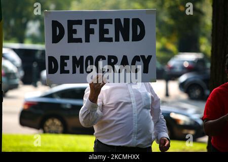 Menschen beobachten und halten Schilder, während Mitglieder des Kongresses auf der Wahlrechtskundgebung „Finish the Job: For the People“ am 14. September 2021 am Robert A. Taft Memorial in der Nähe der Gebäude des US-Senats in Washington, D.C. sprechen (Foto: Bryan Olin Dozier/NurPhoto) Stockfoto