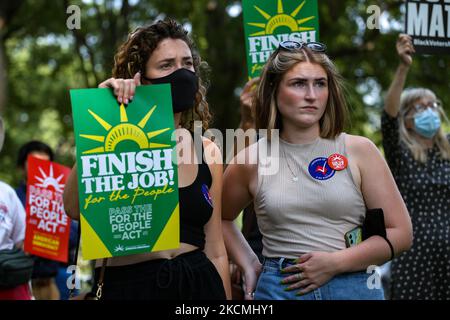 Menschen beobachten und halten Schilder, während Mitglieder des Kongresses auf der Wahlrechtskundgebung „Finish the Job: For the People“ am 14. September 2021 am Robert A. Taft Memorial in der Nähe der Gebäude des US-Senats in Washington, D.C. sprechen (Foto: Bryan Olin Dozier/NurPhoto) Stockfoto