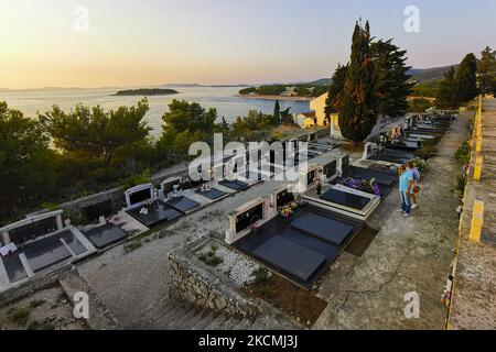 Ein Friedhof auf dem Gipfel des Hügels in Primosten, Kroatien am 12. September 2021. (Foto von Beata Zawrzel/NurPhoto) Stockfoto