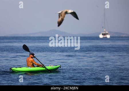 Ein Mann ist am 14. September 2021 auf der Adria in Primosten, Kroatien, mit dem Kajak unterwegs. (Foto von Jakub Porzycki/NurPhoto) Stockfoto