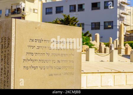 Tel-Aviv, Israel - 26. Mai 2022: Blick auf den historischen Trumpeldor-Friedhof mit verschiedenen Grabsteinen in Tel-Aviv, Israel Stockfoto