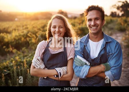 Kleinbauern sind die ultimativen Unternehmer. Porträt eines selbstbewussten jungen Mannes und einer jungen Frau, die auf einem Bauernhof zusammenarbeiten. Stockfoto