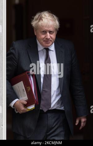 LONDON, VEREINIGTES KÖNIGREICH - 15. SEPTEMBER 2021: Der britische Premierminister Boris Johnson verlässt am 15. September 2021 in London, England, die Downing Street 10, um die Fragestunde zum Premierminister zu befragen. (Foto von Wiktor Szymanowicz/NurPhoto) Stockfoto