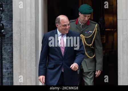 LONDON, VEREINIGTES KÖNIGREICH - 15. SEPTEMBER 2021: Verteidigungsminister Ben Wallace verlässt die Downing Street von 10, während der britische Premierminister Boris Johnson am 15. September 2021 in London, England, eine Umbildung seines Top-Ministerteams durchführt. (Foto von Wiktor Szymanowicz/NurPhoto) Stockfoto