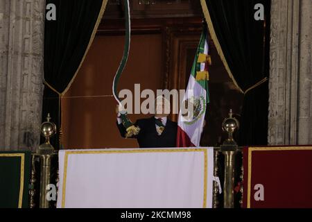 Andrés Manuel López Obrador, Präsident von Mexiko, auf dem Balkon des Nationalpalastes im Zócalo von Mexiko-Stadt, der die Zeremonie anlässlich des 211.. Jahrestages der Unabhängigkeit Mexikos anführte. (Foto von Gerardo Vieyra/NurPhoto) Stockfoto