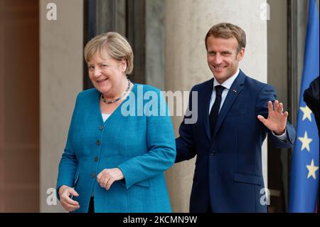 Der französische Präsident Emmanuel Macron begrüßt Bundeskanzlerin Angela Merkel zu einem Treffen und einem Arbeitsessen im Präsidentenpalast Elysee - 16. September 2021, Paris (Foto: Daniel Pier/NurPhoto) Stockfoto