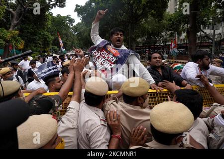 Ein Aktivist der Partei des indischen Jugendkongresses (IYC) ruft Slogans aus, als er an einem Protest gegen die steigende Arbeitslosigkeit teilnimmt, während er am 17. September 2021 in Neu-Delhi, Indien, den 71.. Geburtstag von Premierminister Narendra Modi zum „Nationalen Tag der Arbeitslosigkeit“ anläßlich des Tages der Arbeitslosigkeit feiert. (Foto von Mayank Makhija/NurPhoto) Stockfoto