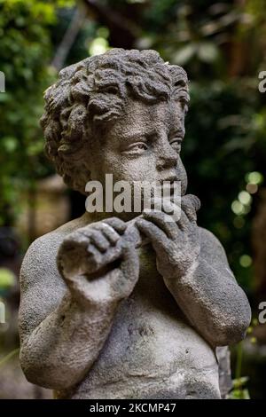 Saint-Ouen, Frankreich am 18. Juli 2021. Eine Statue eines Cherubs im Garten des Hauses von Francois Casal, das auch als Antiquitätengeschäft auf dem Paul-Bert-Markt dient. Stockfoto