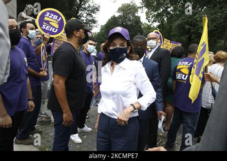 Am 17. September 2021 treffen sich die Gouverneurin von New York, Katherine Hochul, und der Vizegouverneur, Brian Benjamin, mit Mitgliedern der 32BJ-Arbeitergewerkschaft im Columbus Circle, um in New York City, USA, ein Gesetz zur Erhöhung der Löhne für Mitarbeiter im Bereich der grundlegenden Dienstleistungen bekannt zu geben. (Foto von John Lamparski/NurPhoto) Stockfoto