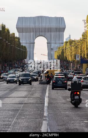 Am 17. September 2021, am Vorabend der Eröffnung des neuen Kunstwerks der Künstler Christo und Jeanne-Claude, L'Arc de Triomphe empaquetee, Nach Abschluss der Installationsarbeiten strömen Pariser und Touristen zum Place de l'Etoile in Paris, um die einzigartige künstlerische Installation zu genießen, die 3 Wochen lang sichtbar sein wird. (Foto von Samuel Boivin/NurPhoto) Stockfoto