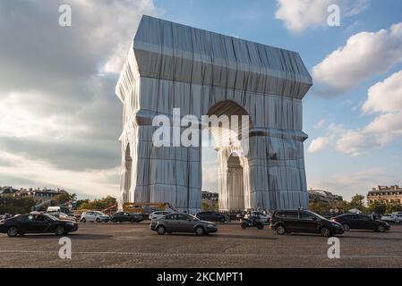 Am 17. September 2021, am Vorabend der Eröffnung des neuen Kunstwerks der Künstler Christo und Jeanne-Claude, L'Arc de Triomphe empaquetee, Nach Abschluss der Installationsarbeiten strömen Pariser und Touristen zum Place de l'Etoile in Paris, um die einzigartige künstlerische Installation zu genießen, die 3 Wochen lang sichtbar sein wird. (Foto von Samuel Boivin/NurPhoto) Stockfoto