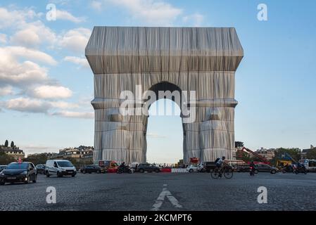 Am 17. September 2021, am Vorabend der Eröffnung des neuen Kunstwerks der Künstler Christo und Jeanne-Claude, L'Arc de Triomphe empaquetee, Nach Abschluss der Installationsarbeiten strömen Pariser und Touristen zum Place de l'Etoile in Paris, um die einzigartige künstlerische Installation zu genießen, die 3 Wochen lang sichtbar sein wird. (Foto von Samuel Boivin/NurPhoto) Stockfoto
