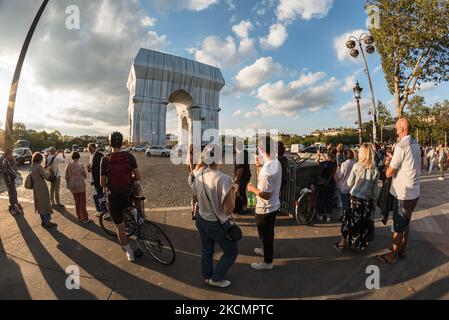 Am 17. September 2021, am Vorabend der Eröffnung des neuen Kunstwerks der Künstler Christo und Jeanne-Claude, L'Arc de Triomphe empaquetee, Nach Abschluss der Installationsarbeiten strömen Pariser und Touristen zum Place de l'Etoile in Paris, um die einzigartige künstlerische Installation zu genießen, die 3 Wochen lang sichtbar sein wird. (Foto von Samuel Boivin/NurPhoto) Stockfoto