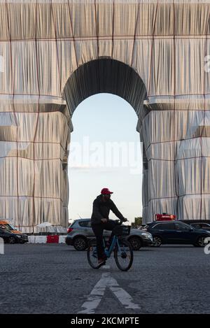 Am 17. September 2021, am Vorabend der Eröffnung des neuen Kunstwerks der Künstler Christo und Jeanne-Claude, L'Arc de Triomphe empaquetee, Nach Abschluss der Installationsarbeiten strömen Pariser und Touristen zum Place de l'Etoile in Paris, um die einzigartige künstlerische Installation zu genießen, die 3 Wochen lang sichtbar sein wird. (Foto von Samuel Boivin/NurPhoto) Stockfoto