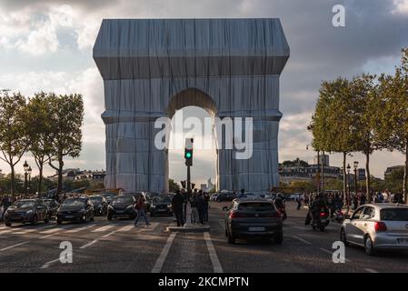 Am 17. September 2021, am Vorabend der Eröffnung des neuen Kunstwerks der Künstler Christo und Jeanne-Claude, L'Arc de Triomphe empaquetee, Nach Abschluss der Installationsarbeiten strömen Pariser und Touristen zum Place de l'Etoile in Paris, um die einzigartige künstlerische Installation zu genießen, die 3 Wochen lang sichtbar sein wird. (Foto von Samuel Boivin/NurPhoto) Stockfoto