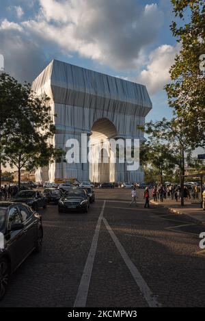 Am 17. September 2021, am Vorabend der Eröffnung des neuen Kunstwerks der Künstler Christo und Jeanne-Claude, L'Arc de Triomphe empaquetee, Nach Abschluss der Installationsarbeiten strömen Pariser und Touristen zum Place de l'Etoile in Paris, um die einzigartige künstlerische Installation zu genießen, die 3 Wochen lang sichtbar sein wird. (Foto von Samuel Boivin/NurPhoto) Stockfoto