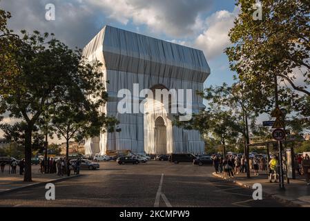 Am 17. September 2021, am Vorabend der Eröffnung des neuen Kunstwerks der Künstler Christo und Jeanne-Claude, L'Arc de Triomphe empaquetee, Nach Abschluss der Installationsarbeiten strömen Pariser und Touristen zum Place de l'Etoile in Paris, um die einzigartige künstlerische Installation zu genießen, die 3 Wochen lang sichtbar sein wird. (Foto von Samuel Boivin/NurPhoto) Stockfoto