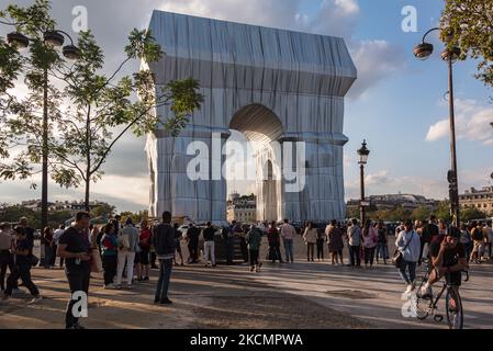 Am 17. September 2021, am Vorabend der Eröffnung des neuen Kunstwerks der Künstler Christo und Jeanne-Claude, L'Arc de Triomphe empaquetee, Nach Abschluss der Installationsarbeiten strömen Pariser und Touristen zum Place de l'Etoile in Paris, um die einzigartige künstlerische Installation zu genießen, die 3 Wochen lang sichtbar sein wird. (Foto von Samuel Boivin/NurPhoto) Stockfoto