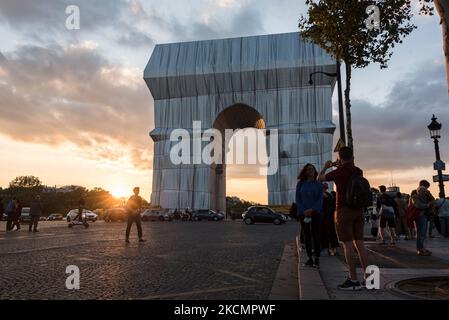Am 17. September 2021, am Vorabend der Eröffnung des neuen Kunstwerks der Künstler Christo und Jeanne-Claude, L'Arc de Triomphe empaquetee, Nach Abschluss der Installationsarbeiten strömen Pariser und Touristen zum Place de l'Etoile in Paris, um die einzigartige künstlerische Installation zu genießen, die 3 Wochen lang sichtbar sein wird. (Foto von Samuel Boivin/NurPhoto) Stockfoto