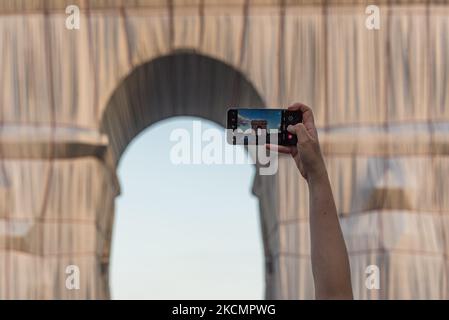 Am 17. September 2021, am Vorabend der Eröffnung des neuen Kunstwerks der Künstler Christo und Jeanne-Claude, L'Arc de Triomphe empaquetee, Nach Abschluss der Installationsarbeiten strömen Pariser und Touristen zum Place de l'Etoile in Paris, um die einzigartige künstlerische Installation zu genießen, die 3 Wochen lang sichtbar sein wird. (Foto von Samuel Boivin/NurPhoto) Stockfoto
