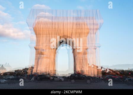 Am 17. September 2021, am Vorabend der Eröffnung des neuen Kunstwerks der Künstler Christo und Jeanne-Claude, L'Arc de Triomphe empaquetee, Nach Abschluss der Installationsarbeiten strömen Pariser und Touristen zum Place de l'Etoile in Paris, um die einzigartige künstlerische Installation zu genießen, die 3 Wochen lang sichtbar sein wird. (Foto von Samuel Boivin/NurPhoto) Stockfoto