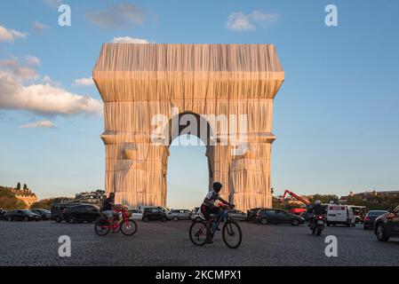 Am 17. September 2021, am Vorabend der Eröffnung des neuen Kunstwerks der Künstler Christo und Jeanne-Claude, L'Arc de Triomphe empaquetee, Nach Abschluss der Installationsarbeiten strömen Pariser und Touristen zum Place de l'Etoile in Paris, um die einzigartige künstlerische Installation zu genießen, die 3 Wochen lang sichtbar sein wird. (Foto von Samuel Boivin/NurPhoto) Stockfoto
