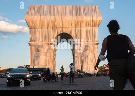 Am 17. September 2021, am Vorabend der Eröffnung des neuen Kunstwerks der Künstler Christo und Jeanne-Claude, L'Arc de Triomphe empaquetee, Nach Abschluss der Installationsarbeiten strömen Pariser und Touristen zum Place de l'Etoile in Paris, um die einzigartige künstlerische Installation zu genießen, die 3 Wochen lang sichtbar sein wird. (Foto von Samuel Boivin/NurPhoto) Stockfoto