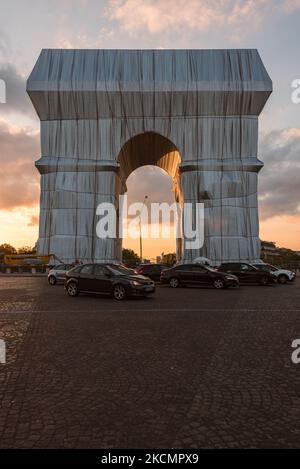 Am 17. September 2021, am Vorabend der Eröffnung des neuen Kunstwerks der Künstler Christo und Jeanne-Claude, L'Arc de Triomphe empaquetee, Nach Abschluss der Installationsarbeiten strömen Pariser und Touristen zum Place de l'Etoile in Paris, um die einzigartige künstlerische Installation zu genießen, die 3 Wochen lang sichtbar sein wird. (Foto von Samuel Boivin/NurPhoto) Stockfoto