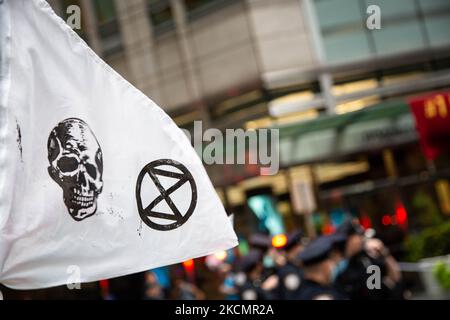 Extinction Rebellion New York Direct Action Protest vor dem JP Morgan Chase Corporate Office in der 245 Park Avenue am 17. September 2021, um die Bank unter Druck zu setzen, alle neuen Finanzmittel für Projekte mit fossilen Brennstoffen einzustellen. (Foto von Karla Ann Cote/NurPhoto) Stockfoto