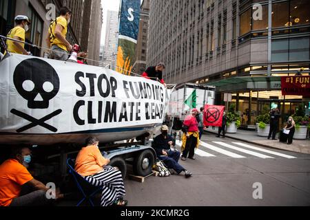 Extinction Rebellion New York Direct Action Protest vor dem JP Morgan Chase Corporate Office in der 245 Park Avenue am 17. September 2021, um die Bank unter Druck zu setzen, alle neuen Finanzmittel für Projekte mit fossilen Brennstoffen einzustellen. (Foto von Karla Ann Cote/NurPhoto) Stockfoto