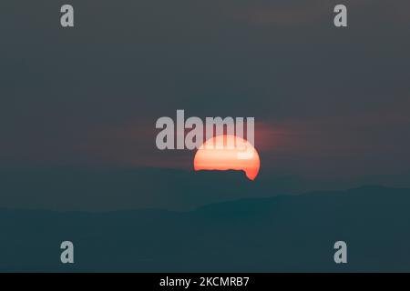 Sonnenuntergang mit bunten Himmel und Wolken. Die Sonne untergeht hinter den Bergen über der Stadt Volos, vom Pelion Berg zwischen Portaria und Makrinitsa Dorf aus gesehen. Portaria, Griechenland am 17. September 2021 (Foto von Nicolas Economou/NurPhoto) Stockfoto