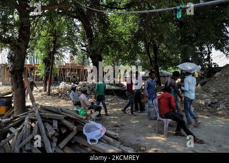 Am 18. September 2021 arbeiten nicht-lokale Arbeiter in der Kolonie pandit in Baramulla, Jammu und Kaschmir, Indien. Im Rahmen der Bemühungen, sie im Kaschmir-Tal zu rehabilitieren, wird hier ein Transitlager mit 40 â‚¹ errichtet, in dem 336 Migrantenfamilien aus Kashmiri Pandit untergebracht werden sollen, sagte Unionsministerin Sarbananda Sonowal am Freitag. Nachdem er den Grundstein für das Transitlager gelegt hatte, sagte er, dass dies ein sehr wichtiger Schritt der Zentralregierung für die Migrantenfamilien Kashmiri Pandit sei, die zurückkehren und friedlich in Kaschmir leben wollen. „Für die Rehabilitation der Kashmiri-Pandits, ein tr Stockfoto