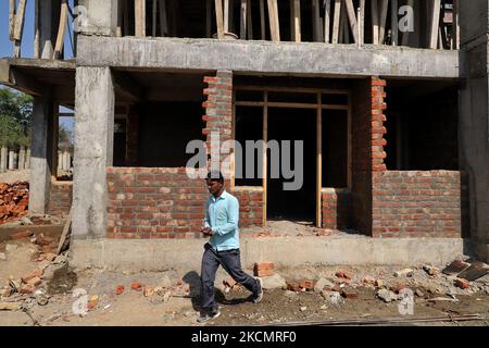 Am 18. September 2021 arbeiten nicht-lokale Arbeiter in der Kolonie pandit in Baramulla, Jammu und Kaschmir, Indien. Im Rahmen der Bemühungen, sie im Kaschmir-Tal zu rehabilitieren, wird hier ein Transitlager mit 40 â‚¹ errichtet, in dem 336 Migrantenfamilien aus Kashmiri Pandit untergebracht werden sollen, sagte Unionsministerin Sarbananda Sonowal am Freitag. Nachdem er den Grundstein für das Transitlager gelegt hatte, sagte er, dass dies ein sehr wichtiger Schritt der Zentralregierung für die Migrantenfamilien Kashmiri Pandit sei, die zurückkehren und friedlich in Kaschmir leben wollen. „Für die Rehabilitation der Kashmiri-Pandits, ein tr Stockfoto