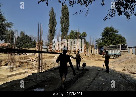 Am 18. September 2021 arbeiten nicht-lokale Arbeiter in der Kolonie pandit in Baramulla, Jammu und Kaschmir, Indien. Im Rahmen der Bemühungen, sie im Kaschmir-Tal zu rehabilitieren, wird hier ein Transitlager mit 40 â‚¹ errichtet, in dem 336 Migrantenfamilien aus Kashmiri Pandit untergebracht werden sollen, sagte Unionsministerin Sarbananda Sonowal am Freitag. Nachdem er den Grundstein für das Transitlager gelegt hatte, sagte er, dass dies ein sehr wichtiger Schritt der Zentralregierung für die Migrantenfamilien Kashmiri Pandit sei, die zurückkehren und friedlich in Kaschmir leben wollen. „Für die Rehabilitation der Kashmiri-Pandits, ein tr Stockfoto