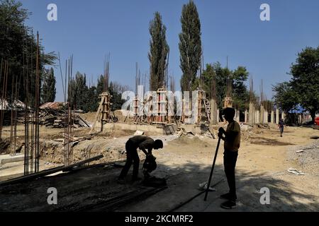 Am 18. September 2021 arbeiten nicht-lokale Arbeiter in der Kolonie pandit in Baramulla, Jammu und Kaschmir, Indien. Im Rahmen der Bemühungen, sie im Kaschmir-Tal zu rehabilitieren, wird hier ein Transitlager mit 40 â‚¹ errichtet, in dem 336 Migrantenfamilien aus Kashmiri Pandit untergebracht werden sollen, sagte Unionsministerin Sarbananda Sonowal am Freitag. Nachdem er den Grundstein für das Transitlager gelegt hatte, sagte er, dass dies ein sehr wichtiger Schritt der Zentralregierung für die Migrantenfamilien Kashmiri Pandit sei, die zurückkehren und friedlich in Kaschmir leben wollen. „Für die Rehabilitation der Kashmiri-Pandits, ein tr Stockfoto