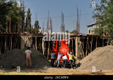 Am 18. September 2021 arbeiten nicht-lokale Arbeiter in der Kolonie pandit in Baramulla, Jammu und Kaschmir, Indien. Im Rahmen der Bemühungen, sie im Kaschmir-Tal zu rehabilitieren, wird hier ein Transitlager mit 40 â‚¹ errichtet, in dem 336 Migrantenfamilien aus Kashmiri Pandit untergebracht werden sollen, sagte Unionsministerin Sarbananda Sonowal am Freitag. Nachdem er den Grundstein für das Transitlager gelegt hatte, sagte er, dass dies ein sehr wichtiger Schritt der Zentralregierung für die Migrantenfamilien Kashmiri Pandit sei, die zurückkehren und friedlich in Kaschmir leben wollen. „Für die Rehabilitation der Kashmiri-Pandits, ein tr Stockfoto