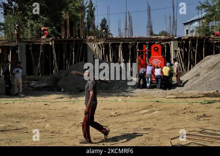 Am 18. September 2021 arbeiten nicht-lokale Arbeiter in der Kolonie pandit in Baramulla, Jammu und Kaschmir, Indien. Im Rahmen der Bemühungen, sie im Kaschmir-Tal zu rehabilitieren, wird hier ein Transitlager mit 40 â‚¹ errichtet, in dem 336 Migrantenfamilien aus Kashmiri Pandit untergebracht werden sollen, sagte Unionsministerin Sarbananda Sonowal am Freitag. Nachdem er den Grundstein für das Transitlager gelegt hatte, sagte er, dass dies ein sehr wichtiger Schritt der Zentralregierung für die Migrantenfamilien Kashmiri Pandit sei, die zurückkehren und friedlich in Kaschmir leben wollen. „Für die Rehabilitation der Kashmiri-Pandits, ein tr Stockfoto