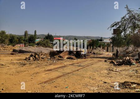 Am 18. September 2021 arbeiten nicht-lokale Arbeiter in der Kolonie pandit in Baramulla, Jammu und Kaschmir, Indien. Im Rahmen der Bemühungen, sie im Kaschmir-Tal zu rehabilitieren, wird hier ein Transitlager mit 40 â‚¹ errichtet, in dem 336 Migrantenfamilien aus Kashmiri Pandit untergebracht werden sollen, sagte Unionsministerin Sarbananda Sonowal am Freitag. Nachdem er den Grundstein für das Transitlager gelegt hatte, sagte er, dass dies ein sehr wichtiger Schritt der Zentralregierung für die Migrantenfamilien Kashmiri Pandit sei, die zurückkehren und friedlich in Kaschmir leben wollen. „Für die Rehabilitation der Kashmiri-Pandits, ein tr Stockfoto